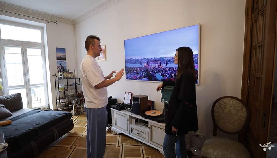 Євген Клопотенко показав свою квартиру в центрі Києва: найбільший телевізор в Україні, колекція спідниць і шоколад із мертвих бджіл