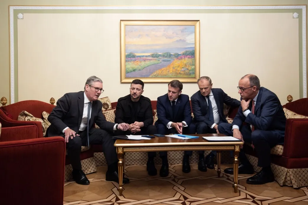 Politico: Макрон із Києва телефонував Трампу і "коаліція охочих" заручилася його підтримкою щодо тиску на РФ
