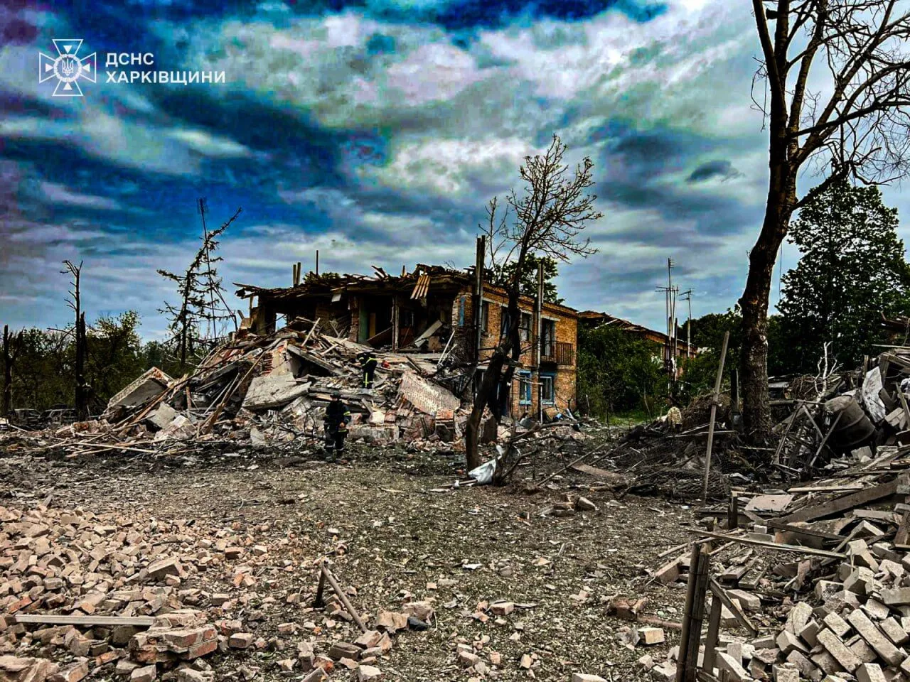 Окупанти вдарили по житловому сектору Харківщини: зруйновані будинки, сталася пожежа, постраждали дві жінки. Фото