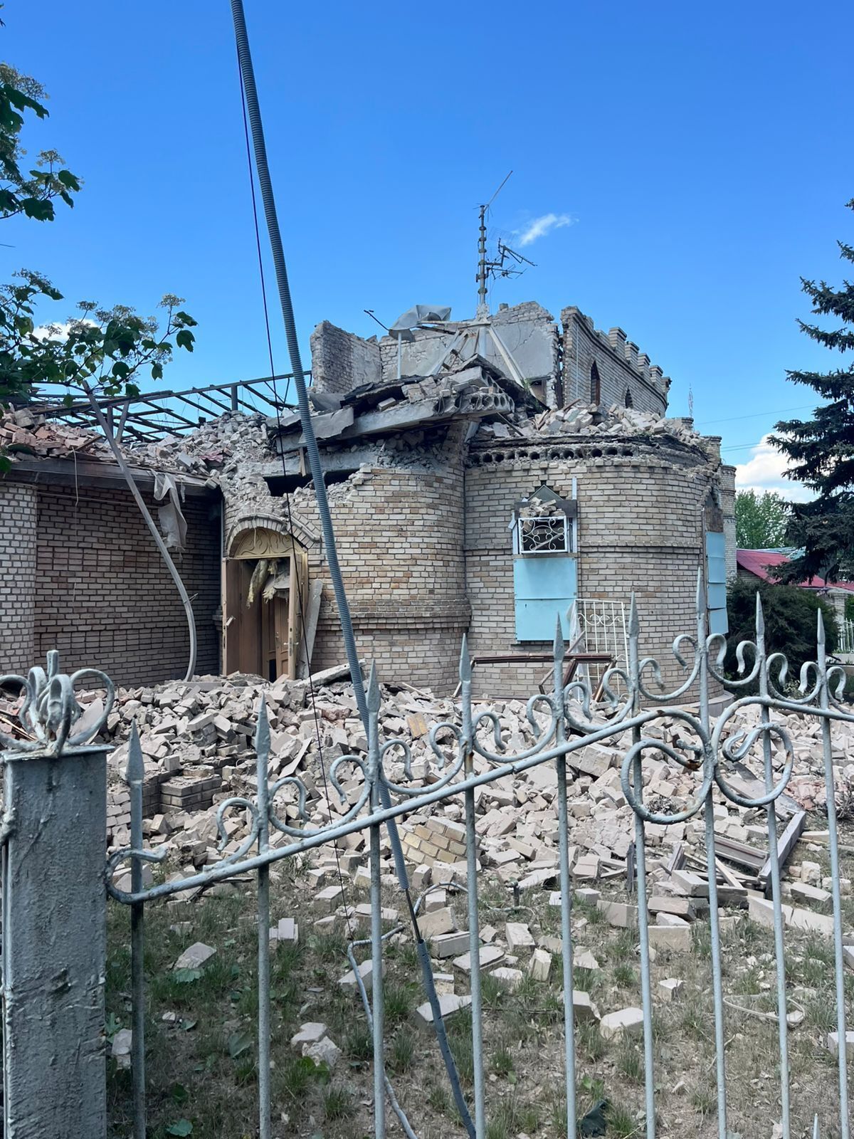 Росія скинула авіабомби на Костянтинівку: пошкоджені приватний будинок, лінію газопостачання і ЛЕП. Фото