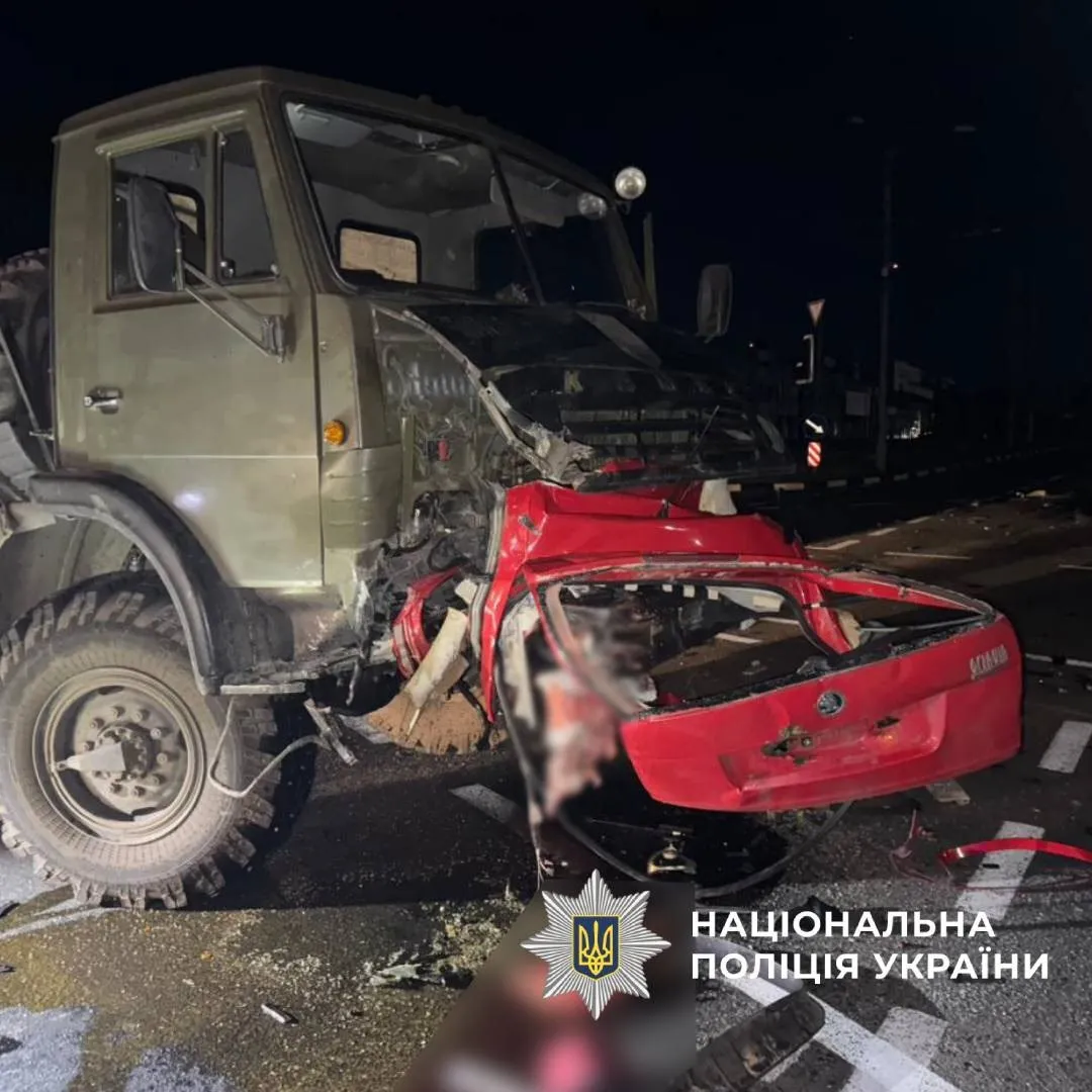 У Харкові авто зіткнулось із КАМАЗом: у ДТП загинули три особи. Фото
