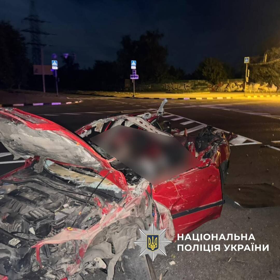 У Харкові авто зіткнулось із КАМАЗом: у ДТП загинули три особи. Фото