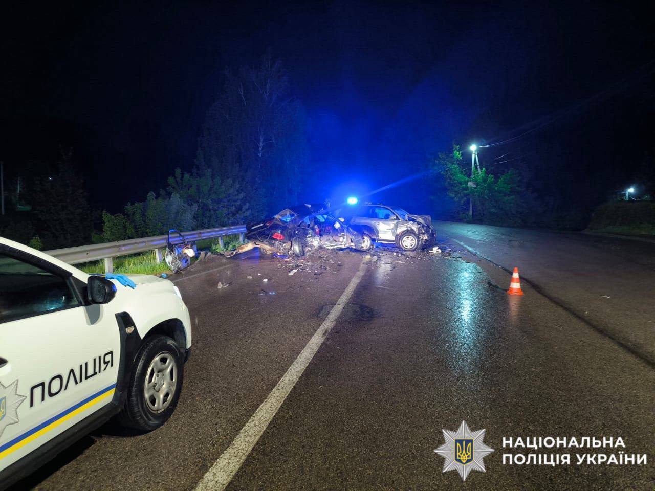 Авто виїхало на зустрічну смугу: на Київщині сталась жахлива ДТП, двоє загиблих. Фото