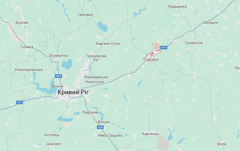 Легковушка влетела в бензовоз, а потом в аварию попала фура: на Днепропетровщине в ДТП погибли два человека, есть пострадавшие. Фото и видео