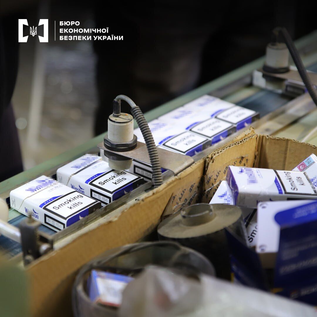 У справі було проведено 5 обшуків