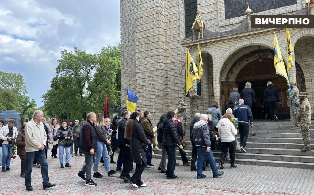 Ему навсегда будет 24: в Черкассах попрощались с воином, который ушел на фронт добровольцем. Фото и видео