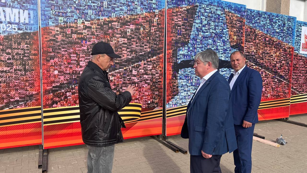 Гей-порноактора "вдягли" у форму радянського солдата: у Росії епічно оконфузилися з панно до 9 травня. Фото і відео