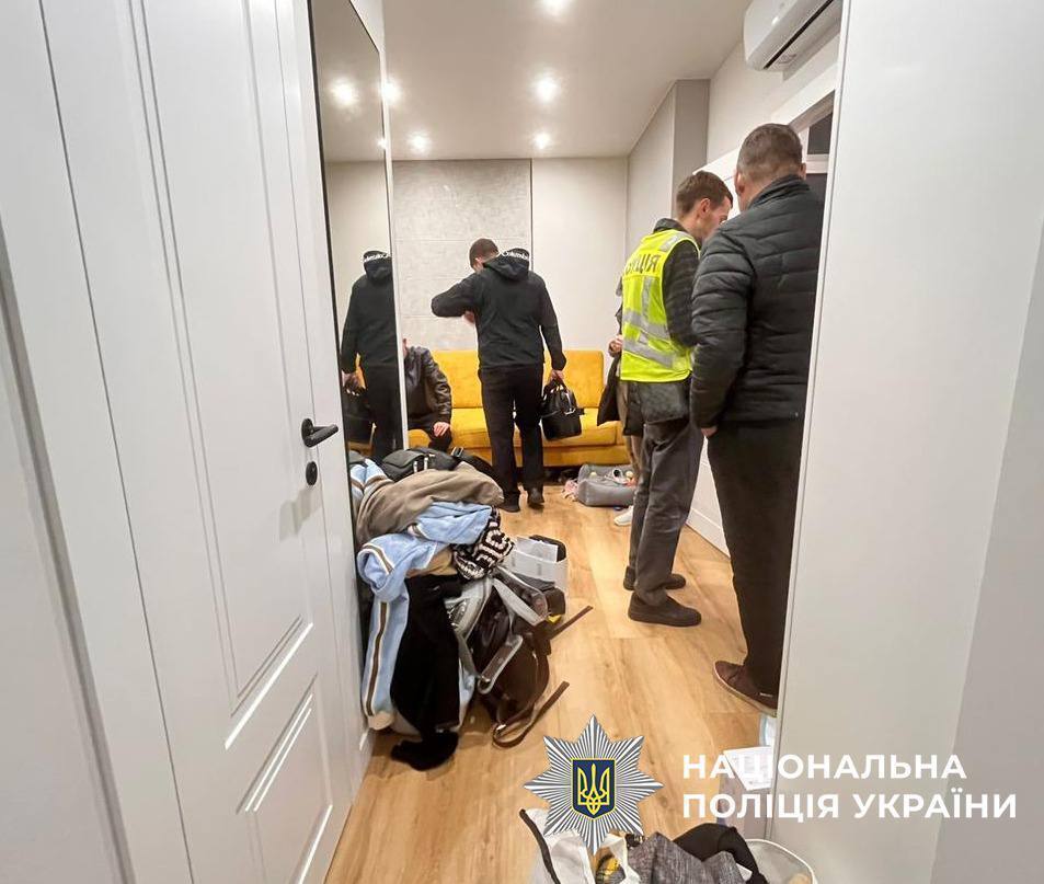 У Києві хлопці похизувалися "чорною зброєю" у стрімі і поплатились: поліція розкрила подробиці. Фото і відео