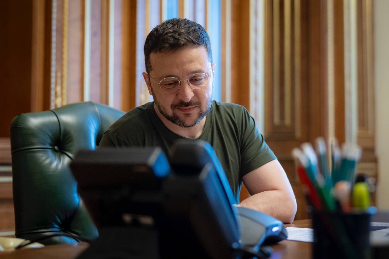 "Україна хоче закінчити цю війну": Зеленський провів розмову з новим Папою Римським і запросив його в Україну