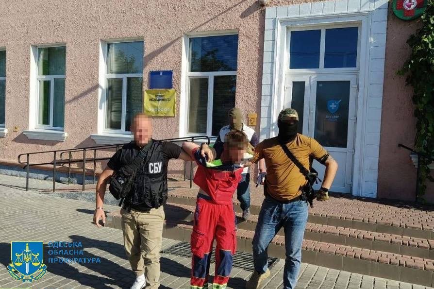 Завербували у квітні 2024 року: в Україні кинули за ґрати зрадника, який коригував удари РФ по Одещині під час роботи на "швидкій". Фото
