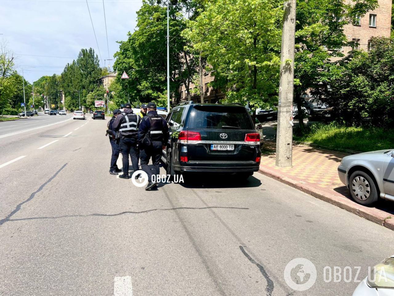У Києві поліція зупинила і забрала авто кримінального авторитета "Умки", затриманого напередодні. Фото