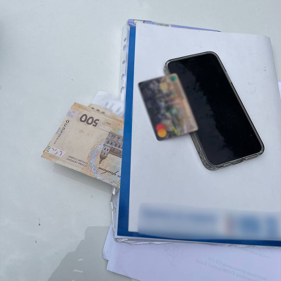 Пропонувала ухилянтам фіктивні документи з вигаданими хворобами: у Києві затримали зловмисницю. Фото