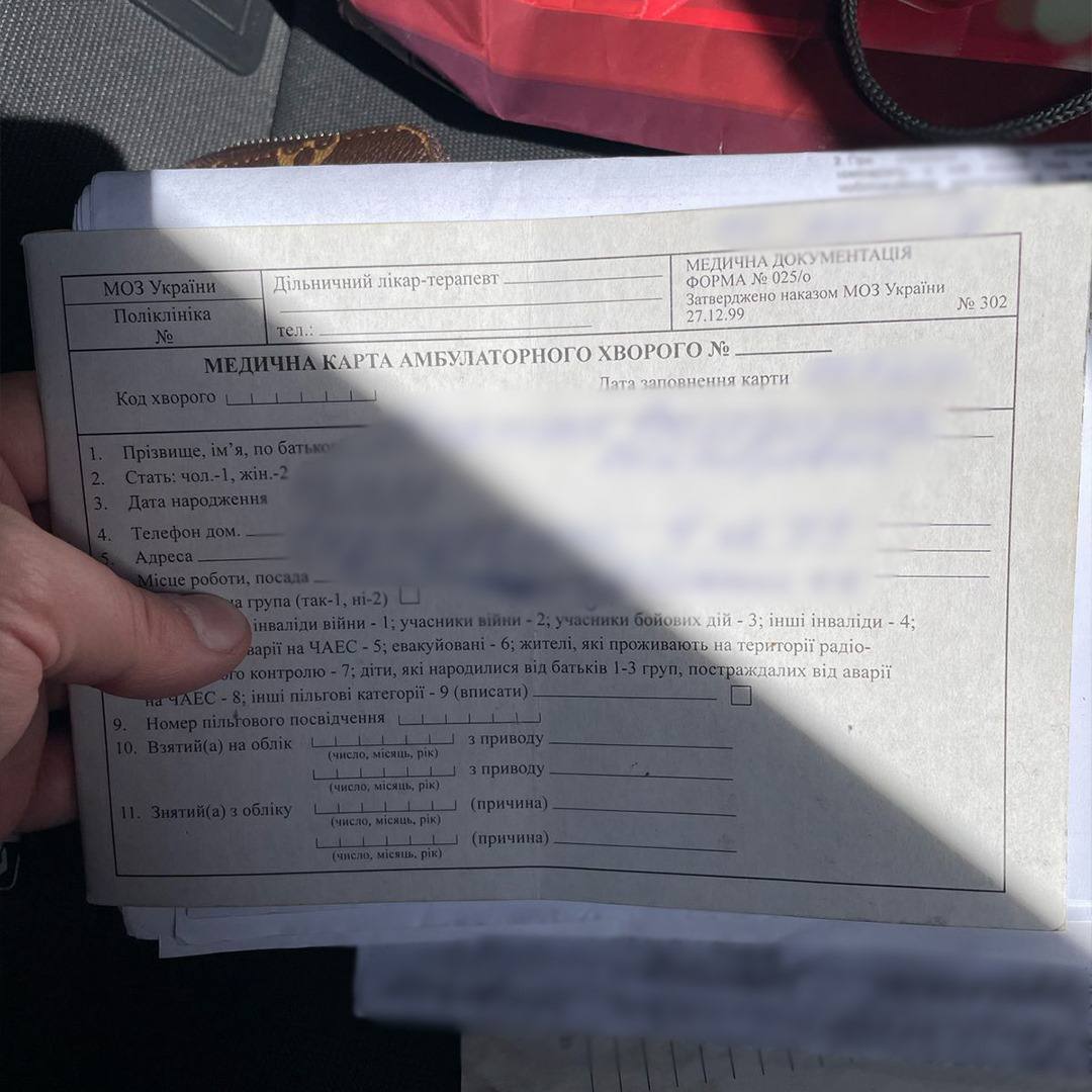 Пропонувала ухилянтам фіктивні документи з вигаданими хворобами: у Києві затримали зловмисницю. Фото