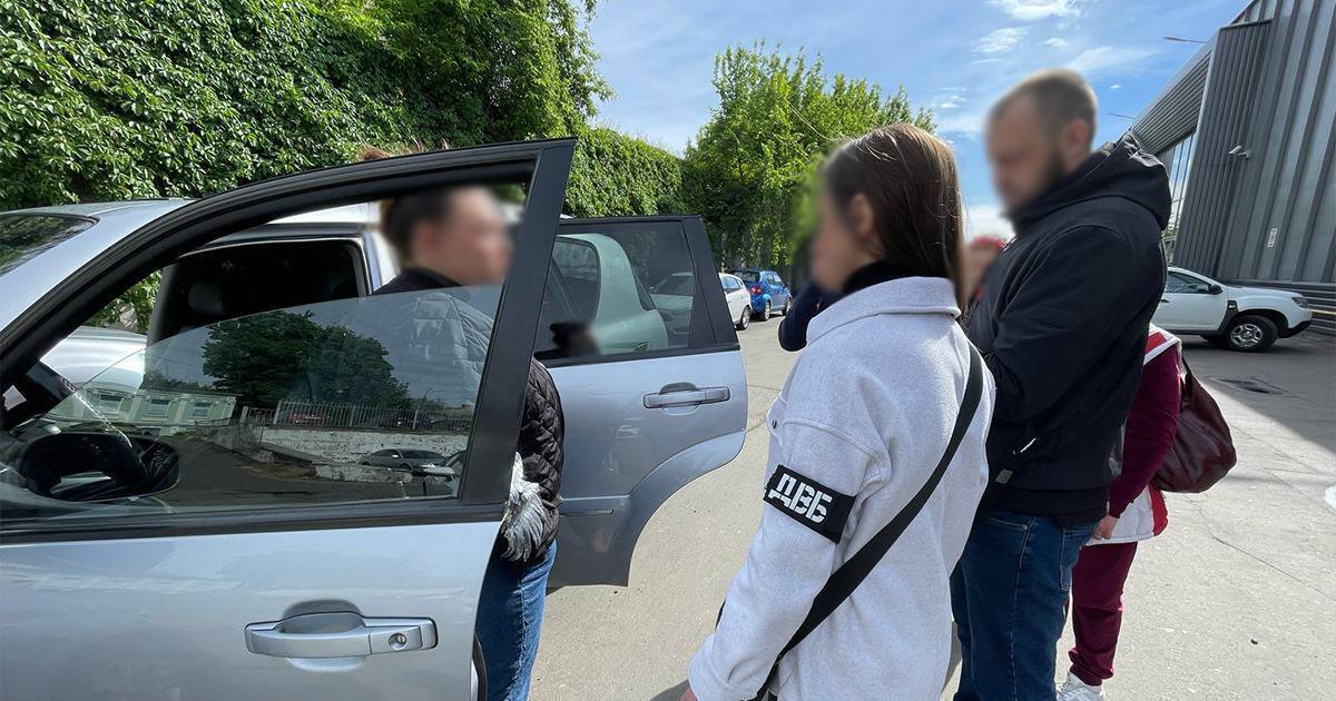 Пропонувала ухилянтам фіктивні документи з вигаданими хворобами: у Києві затримали зловмисницю. Фото