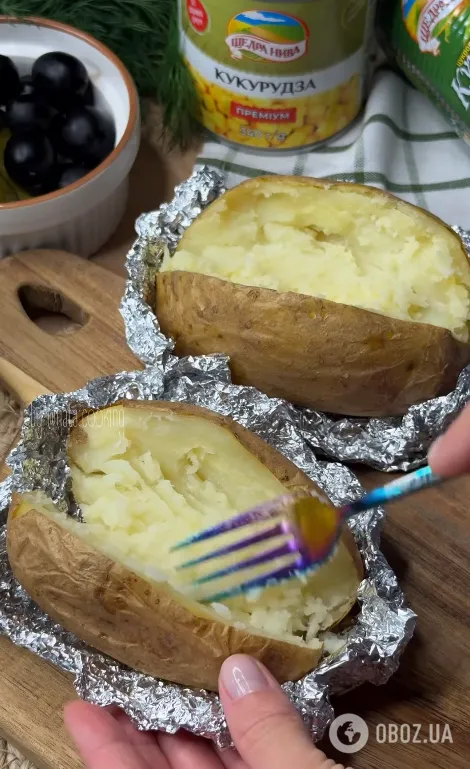 Лучше отварной и жареной: как приготовить вкусную картошку с начинкой в духовке