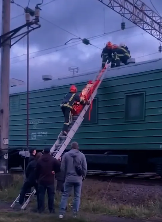 У Хмельницькому підлітка вразило струмом на даху вагона: медики розповіли, в якому він стані. Відео