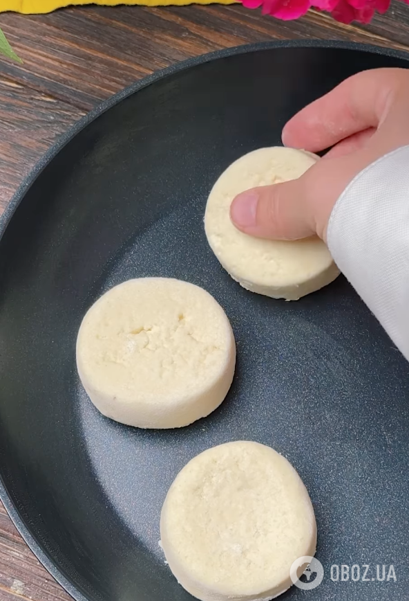 Сколько минут жарить сырники