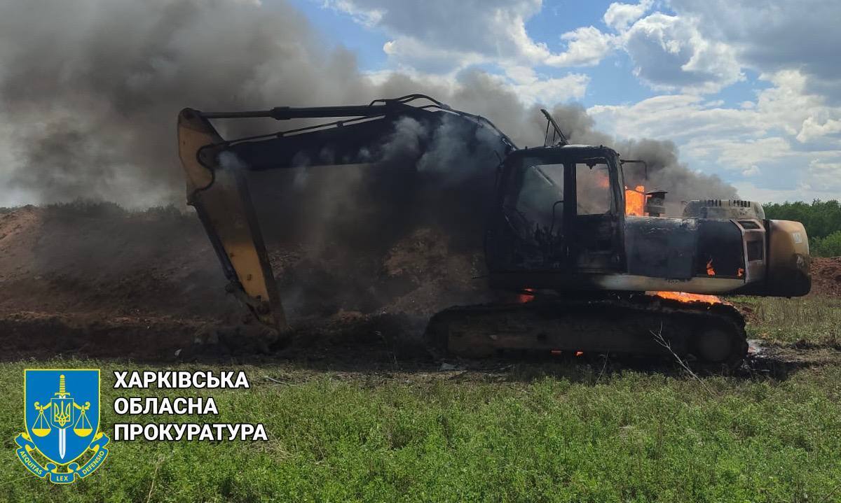 Обстрел Харьковщины - российский БПЛА попал по эскаватору в поле