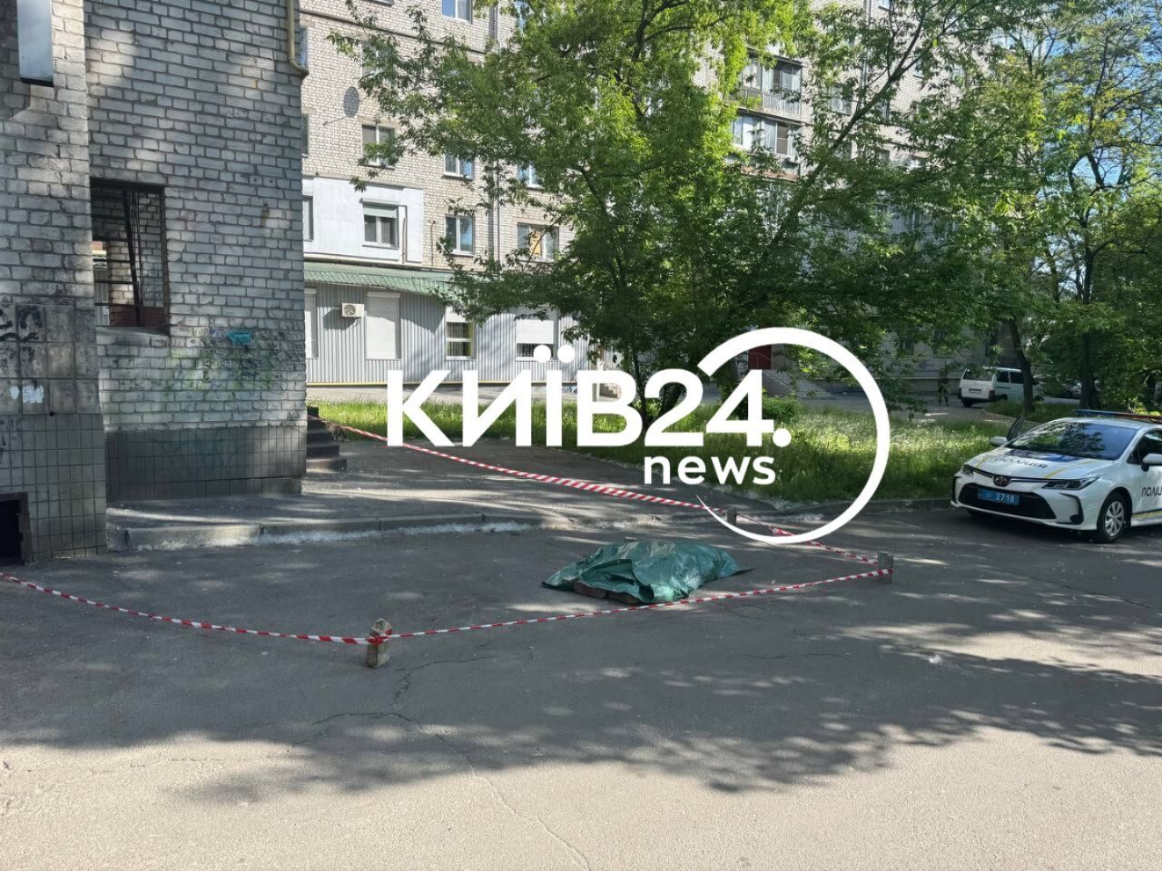 В Киеве женщина выпала из окна многоэтажки и разбилась. Подробности трагедии