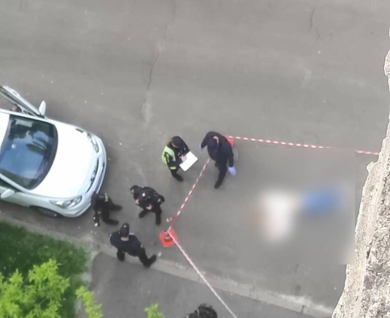 В Киеве женщина выпала из окна многоэтажки и разбилась. Подробности трагедии