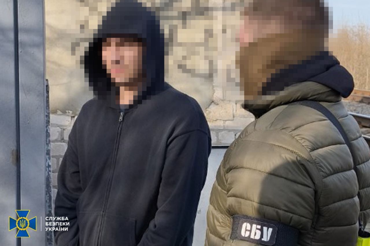 На замовлення ФСБ намагалися знищити синагогу та військові авто: в Україні затримали ще п'ятьох паліїв. Фото