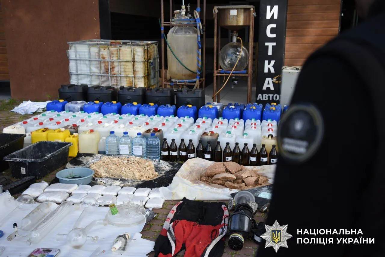 Провели более 200 обысков в 15 регионах: в Украине ликвидировали одну из крупнейших нарколабораторий. Фото и видео Провели более 200 обысков в 15 регионах: в Украине ликвидировали одну из крупнейших нарколабораторий. Фото и видео