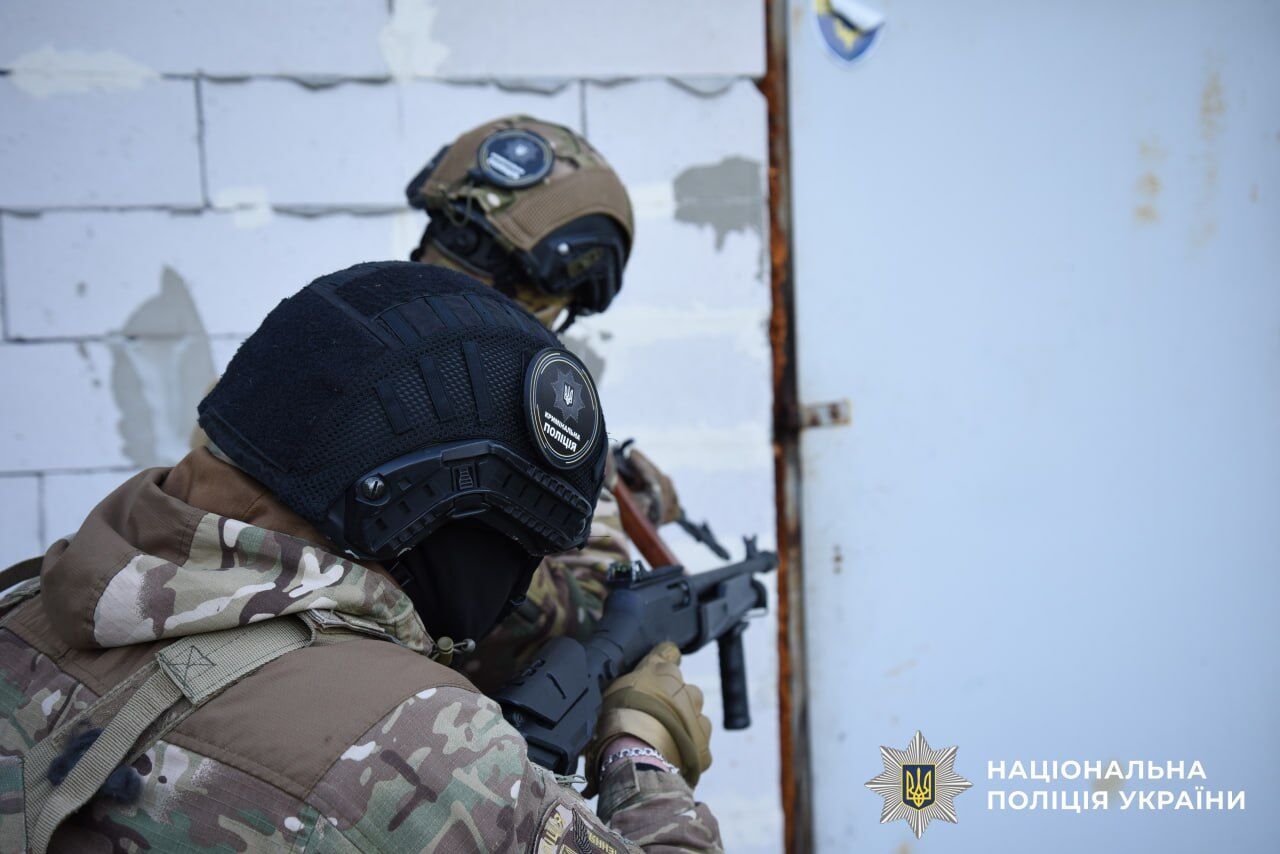 Провели более 200 обысков в 15 регионах: в Украине ликвидировали одну из крупнейших нарколабораторий. Фото и видео Провели более 200 обысков в 15 регионах: в Украине ликвидировали одну из крупнейших нарколабораторий. Фото и видео