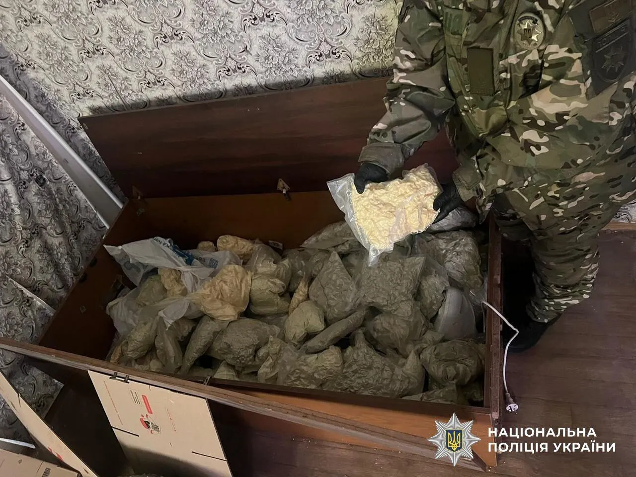 Провели более 200 обысков в 15 регионах: в Украине ликвидировали одну из крупнейших нарколабораторий. Фото и видео Провели более 200 обысков в 15 регионах: в Украине ликвидировали одну из крупнейших нарколабораторий. Фото и видео