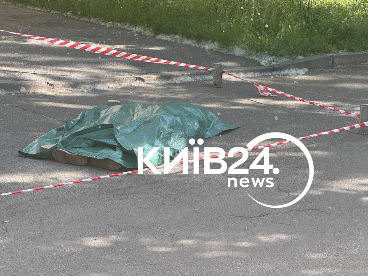 В Киеве женщина выпала из окна многоэтажки и разбилась. Подробности трагедии