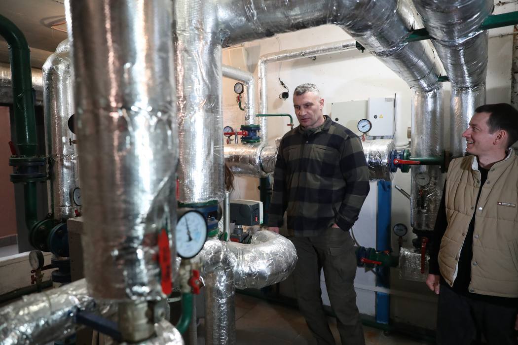 Кличко осмотрел энергоустойчивый дом в Голосеевском районе Киева с мощной солнечной электростанцией. Фото