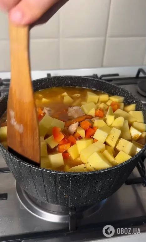 С чем вкусно потушить картошку на обед: получится бюджетно и сытно