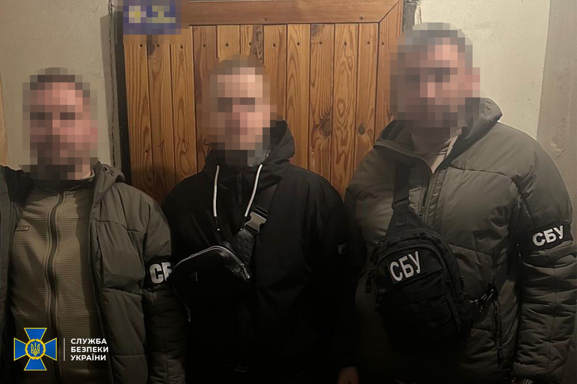 У Києві СБУ затримала ворожого поплічника: мав поширювати листівки із фейками кремлівської пропаганди. Фото та відео