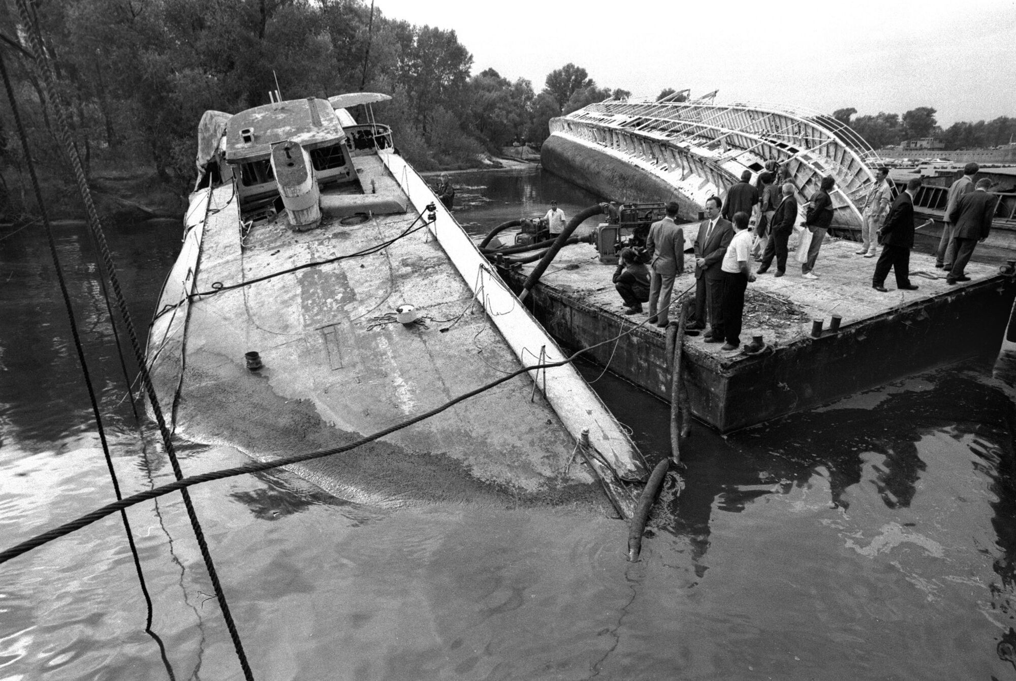 У мережі пригадали, як у Києві 29 років тому почали очищати Дніпро від затоплених суден. Унікальні фото