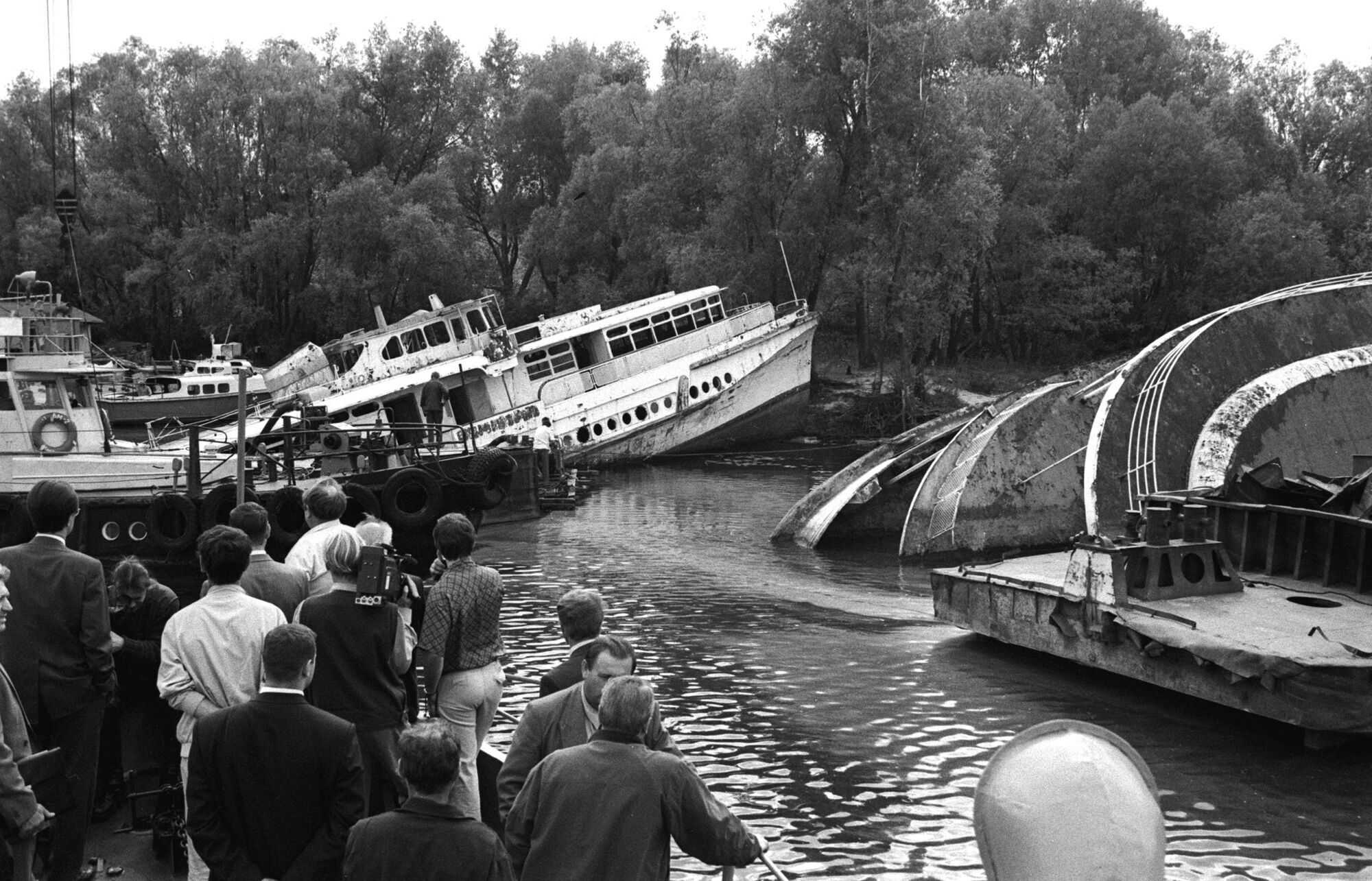 У мережі пригадали, як у Києві 29 років тому почали очищати Дніпро від затоплених суден. Унікальні фото