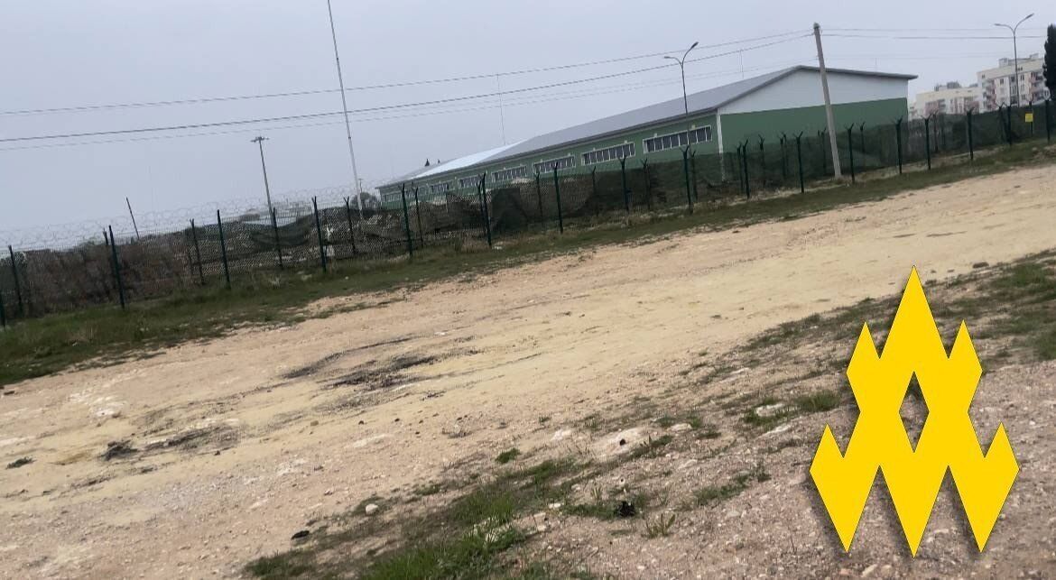Окупанти вивозять майно з 810-ї бригади морської піхоти в Севастополі: в "Атеш" розкрили подробиці. Фото