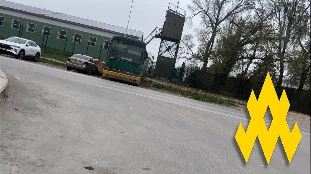 Окупанти вивозять майно з 810-ї бригади морської піхоти в Севастополі: в "Атеш" розкрили подробиці. Фото