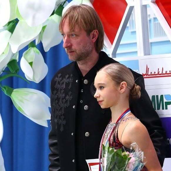 Російська фігуристка-чемпіонка відмовилася виступати за РФ. Її не хотіли відпускати, але вона з "радістю" змінила громадянство, показавши свій новий паспорт