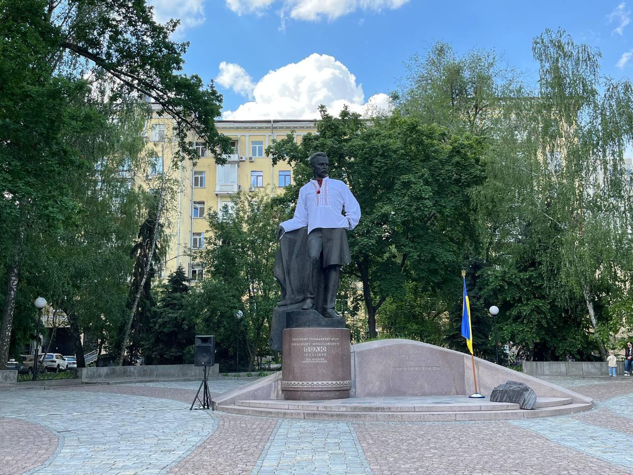 У Дніпрі до Дня вишиванки пам’ятники Тарасу Шевченку та Олександру Полю вбрали у національний одяг