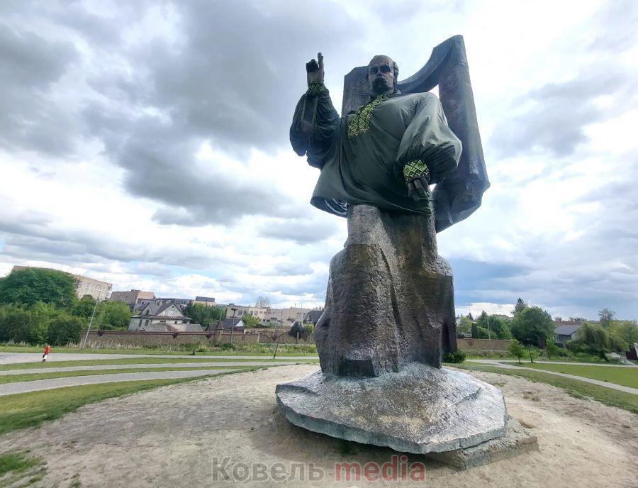 Шевченко, Мазепу и Поля "приодели": как празднуют День вышиванки в разных городах Украины. Фото