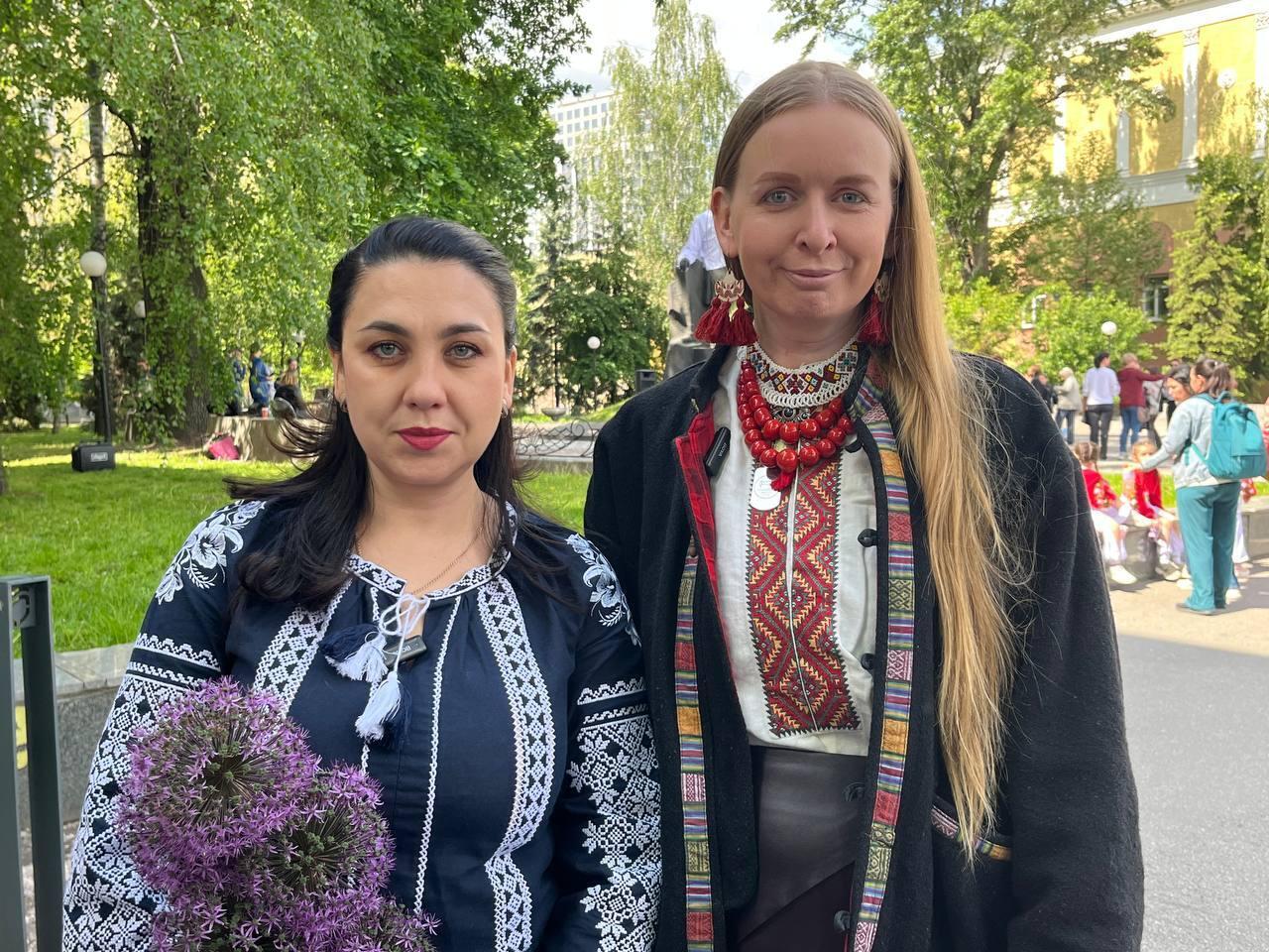 У Дніпрі до Дня вишиванки пам’ятники Тарасу Шевченку та Олександру Полю вбрали у національний одяг