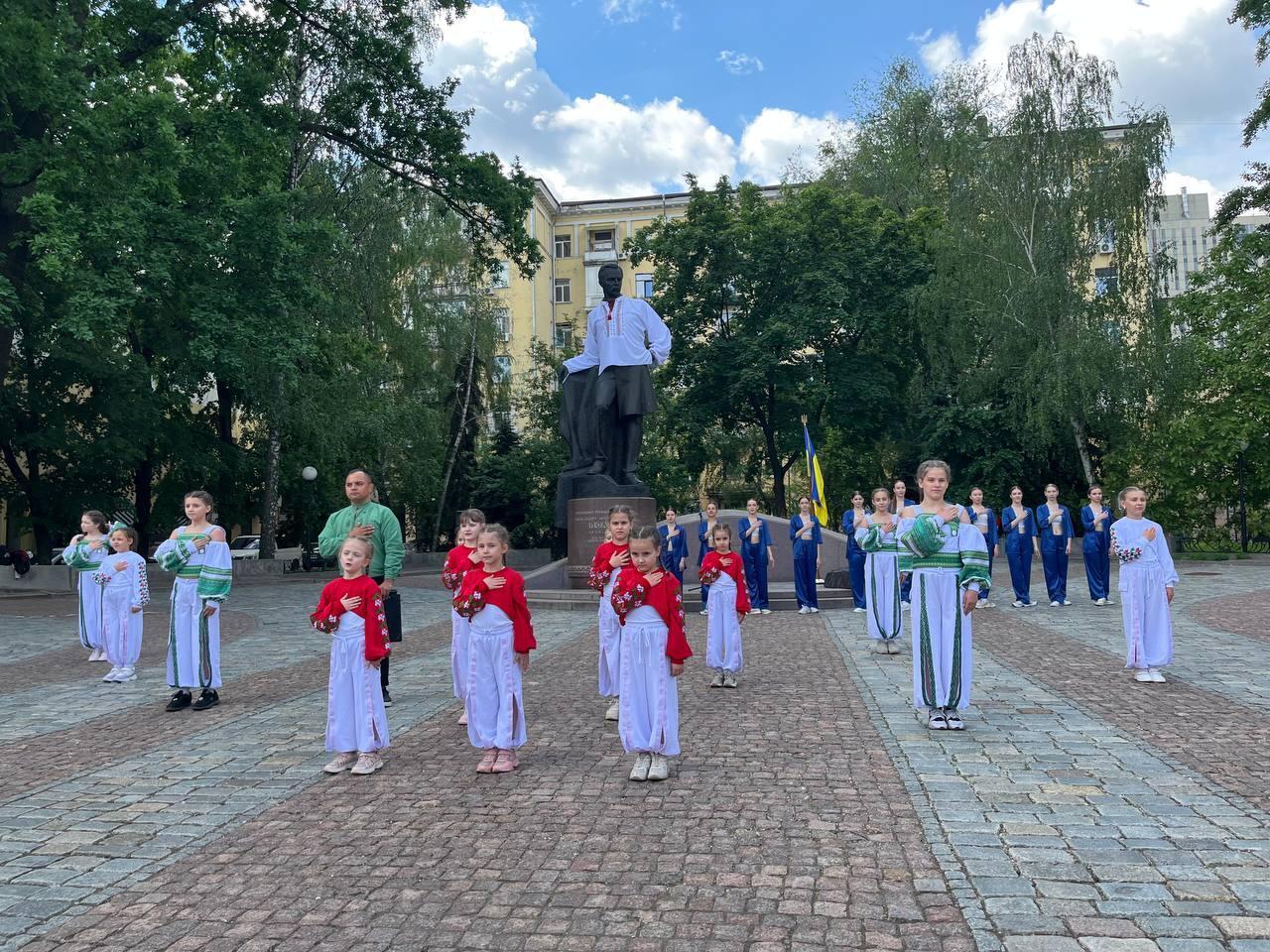 У Дніпрі до Дня вишиванки пам’ятники Тарасу Шевченку та Олександру Полю вбрали у національний одяг