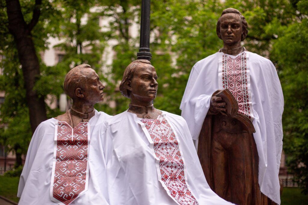 Шевченко, Мазепу и Поля "приодели": как празднуют День вышиванки в разных городах Украины. Фото