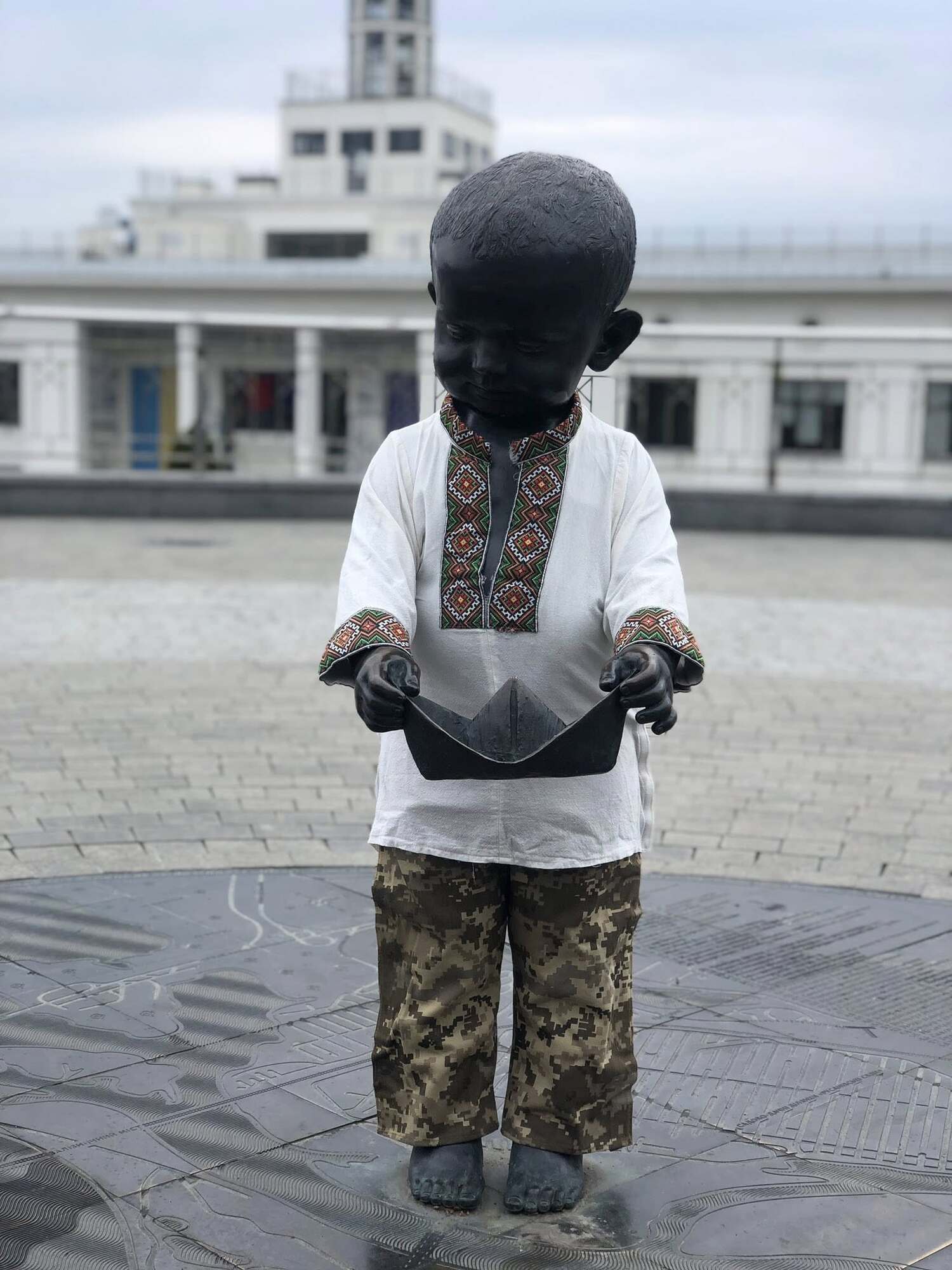 Скульптуры малышей – основателей Киева переодели в честь Дня вышиванки. Фото