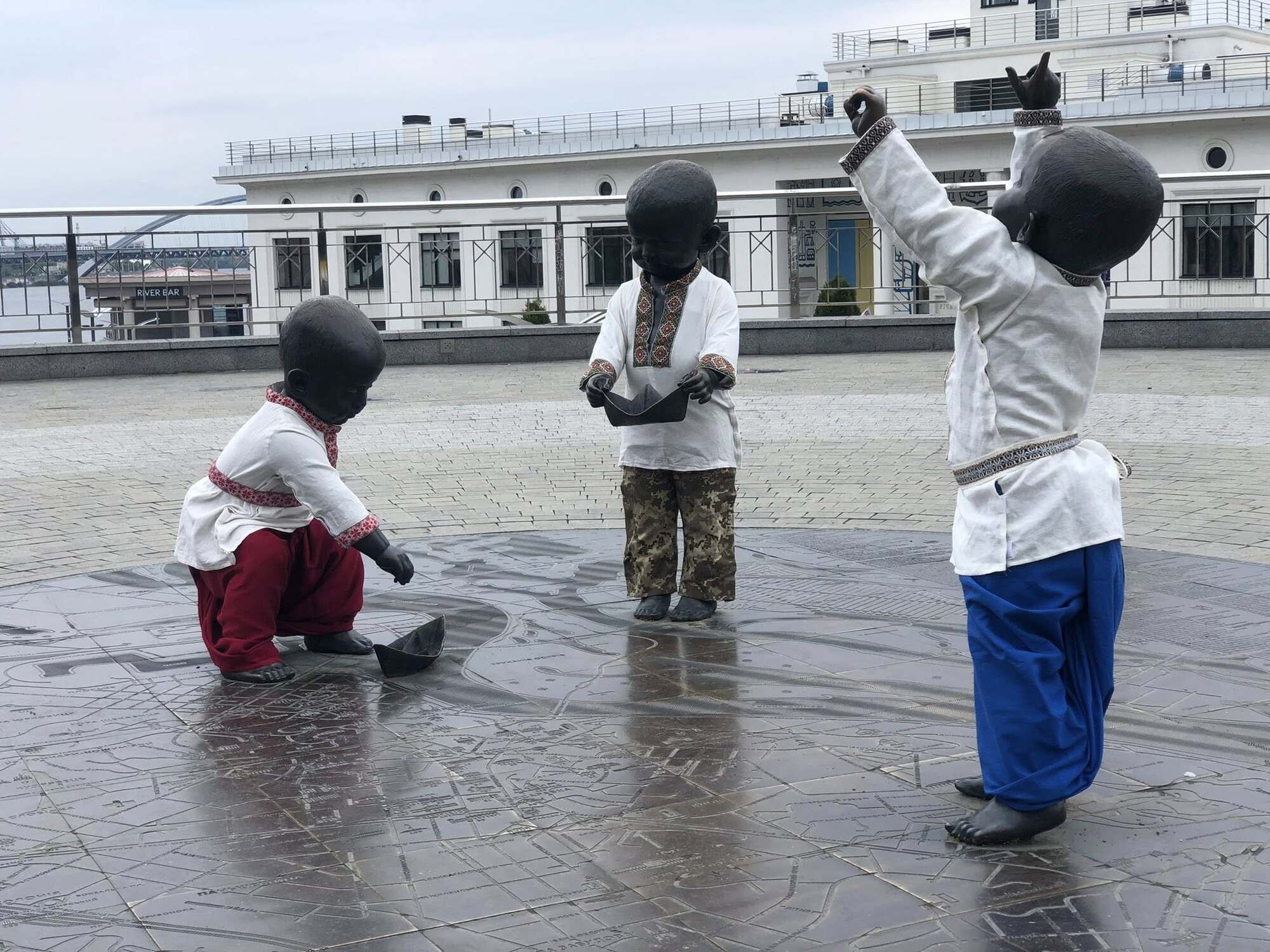 Шевченко, Мазепу и Поля "приодели": как празднуют День вышиванки в разных городах Украины. Фото