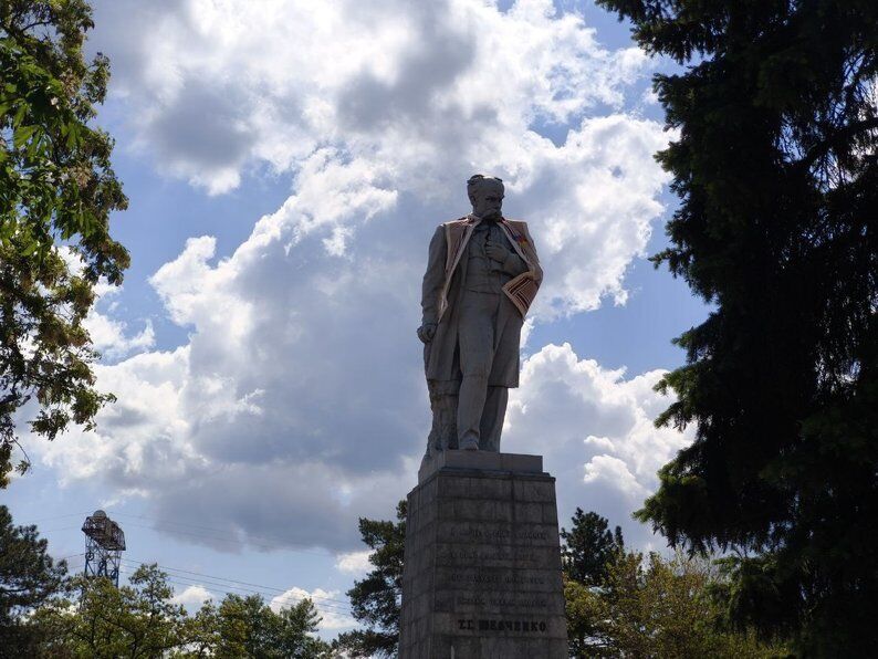 Шевченко, Мазепу и Поля "приодели": как празднуют День вышиванки в разных городах Украины. Фото