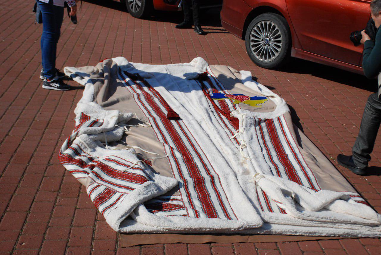 У Дніпрі до Дня вишиванки пам’ятники Тарасу Шевченку та Олександру Полю вбрали у національний одяг
