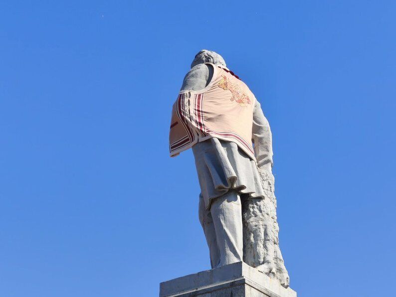 Шевченко, Мазепу и Поля "приодели": как празднуют День вышиванки в разных городах Украины. Фото