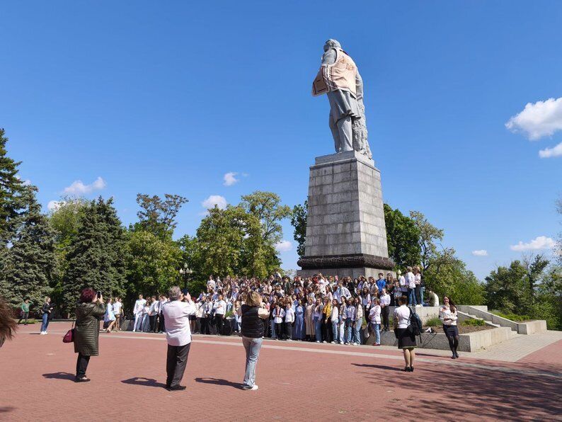 Шевченко, Мазепу и Поля "приодели": как празднуют День вышиванки в разных городах Украины. Фото