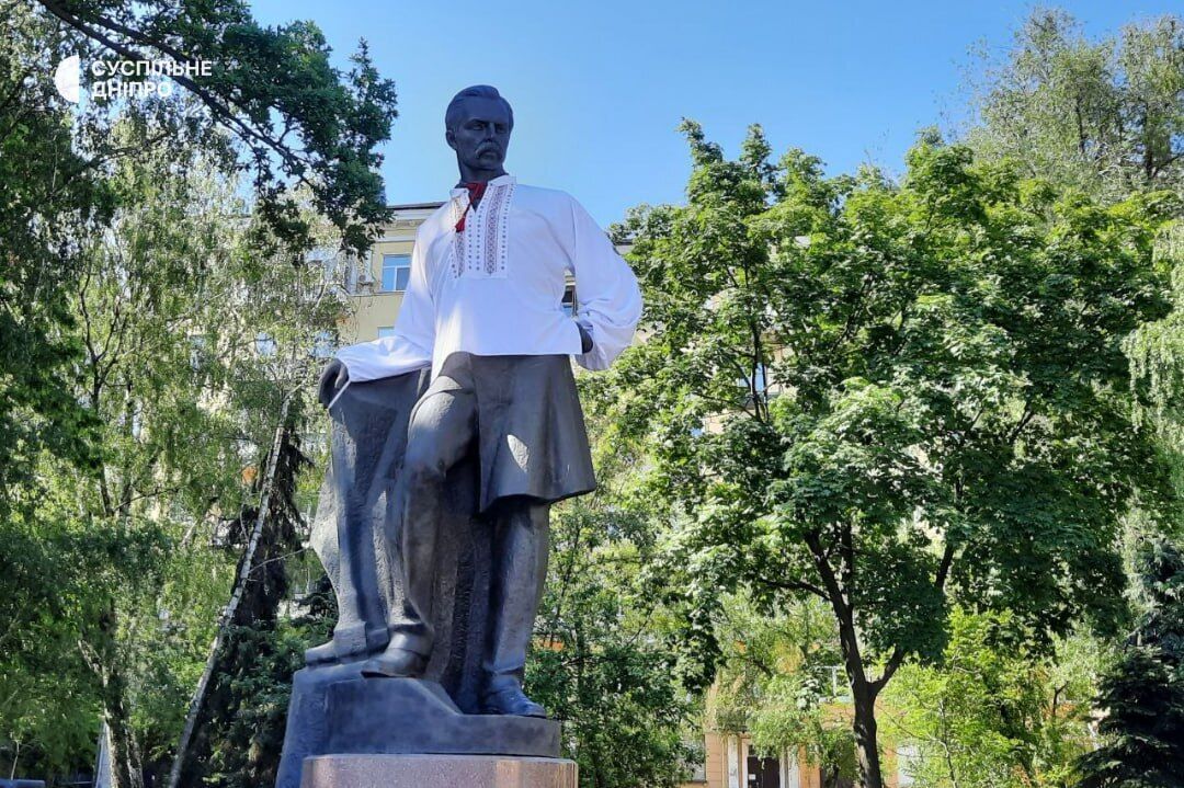 Шевченко, Мазепу и Поля "приодели": как празднуют День вышиванки в разных городах Украины. Фото