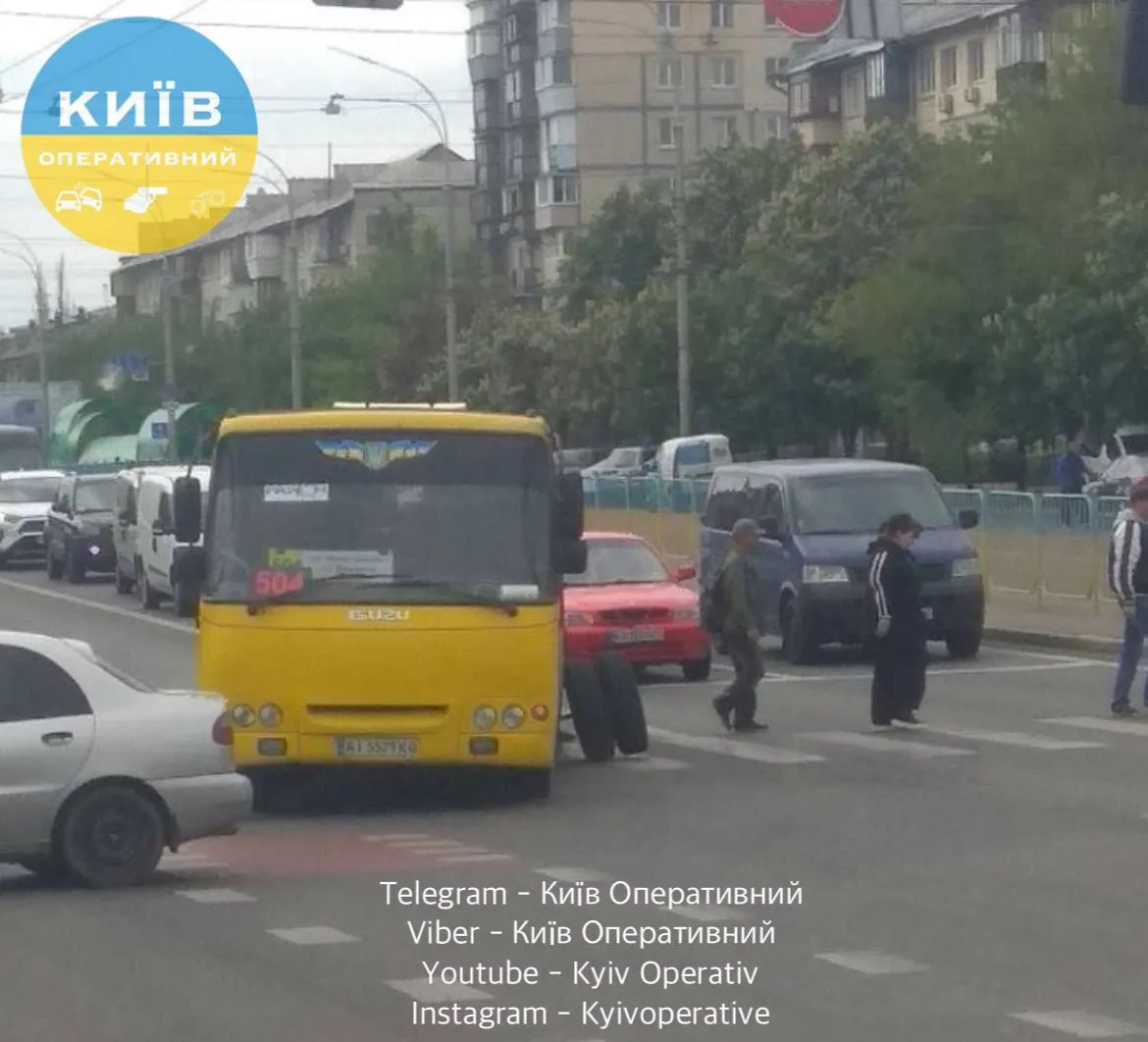 У Києві у маршрутки під час руху відірвались колеса. Фото dzdiqehidrdikzrz